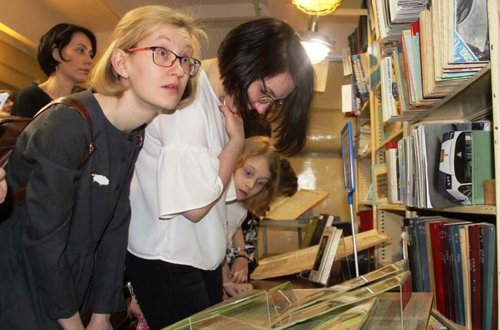 В фонде редких книг. В фонде редких книг.