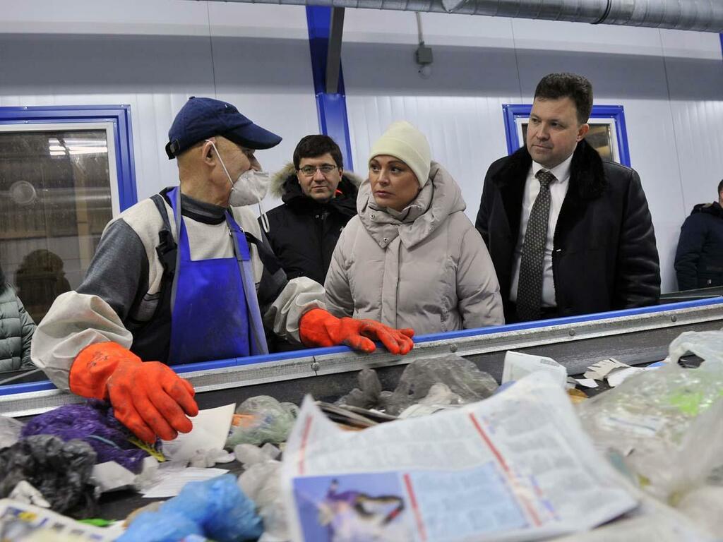 У конвейера: Марина Ковтун разговаривает с рабочими. У конвейера: Марина Ковтун разговаривает с рабочими.