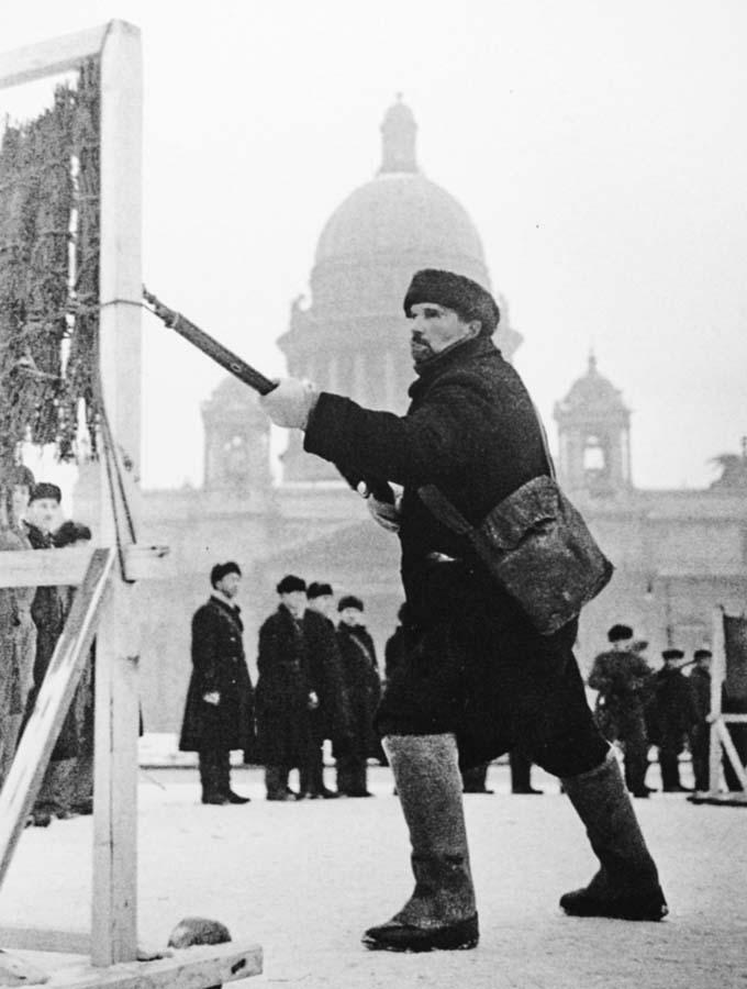 Михаил Трахман. Обучение ополченца. Площадь имени Воровского (Исаакиевская пл.). 1941-1942 гг. Михаил Трахман. Обучение ополченца. Площадь имени Воровского (Исаакиевская пл.). 1941-1942 гг.