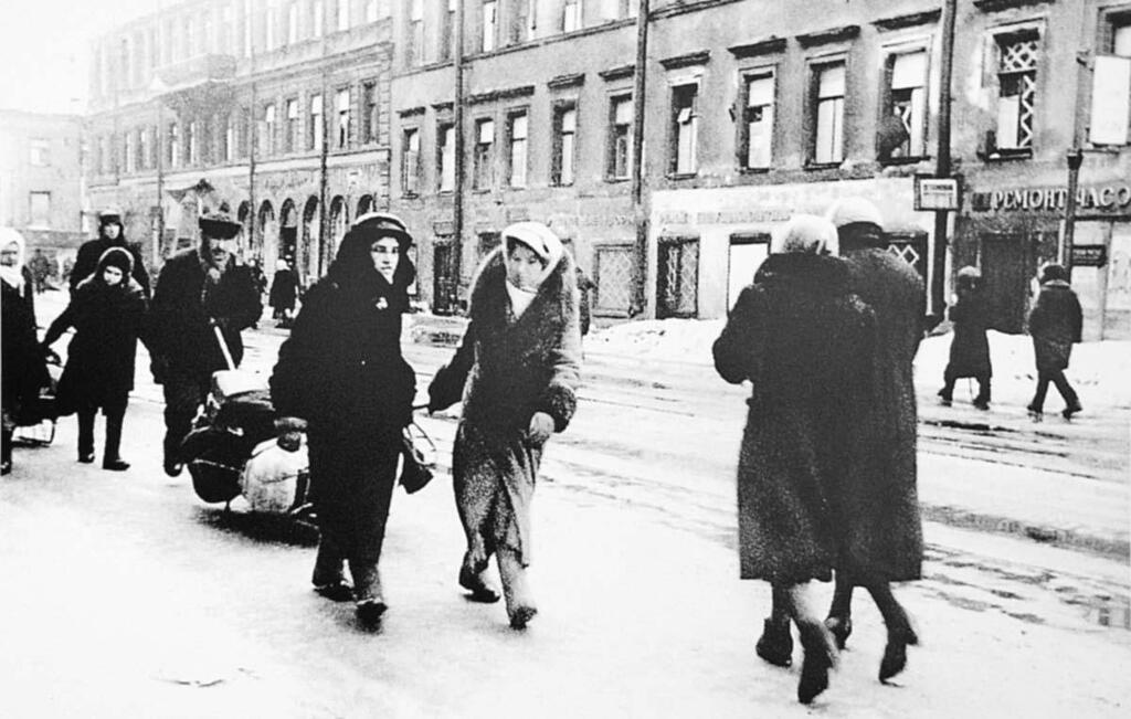 Владимир Капустин. Эвакуируемые по пути на вокзал. Март 1942 г. Владимир Капустин. Эвакуируемые по пути на вокзал. Март 1942 г.