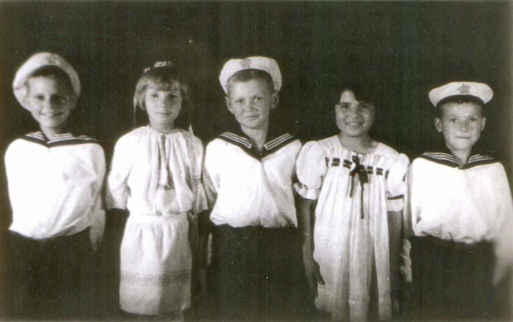 Участники детской олимпиады (вторая справа Марина Новикова).