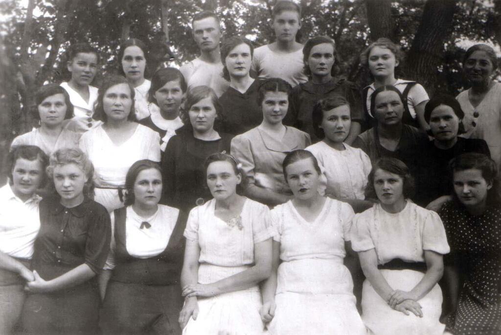 Сотрудники ленинградского детского дома № 38 (в третьем ряду третья справа Мария Дахина). Ереван, 1943 г.