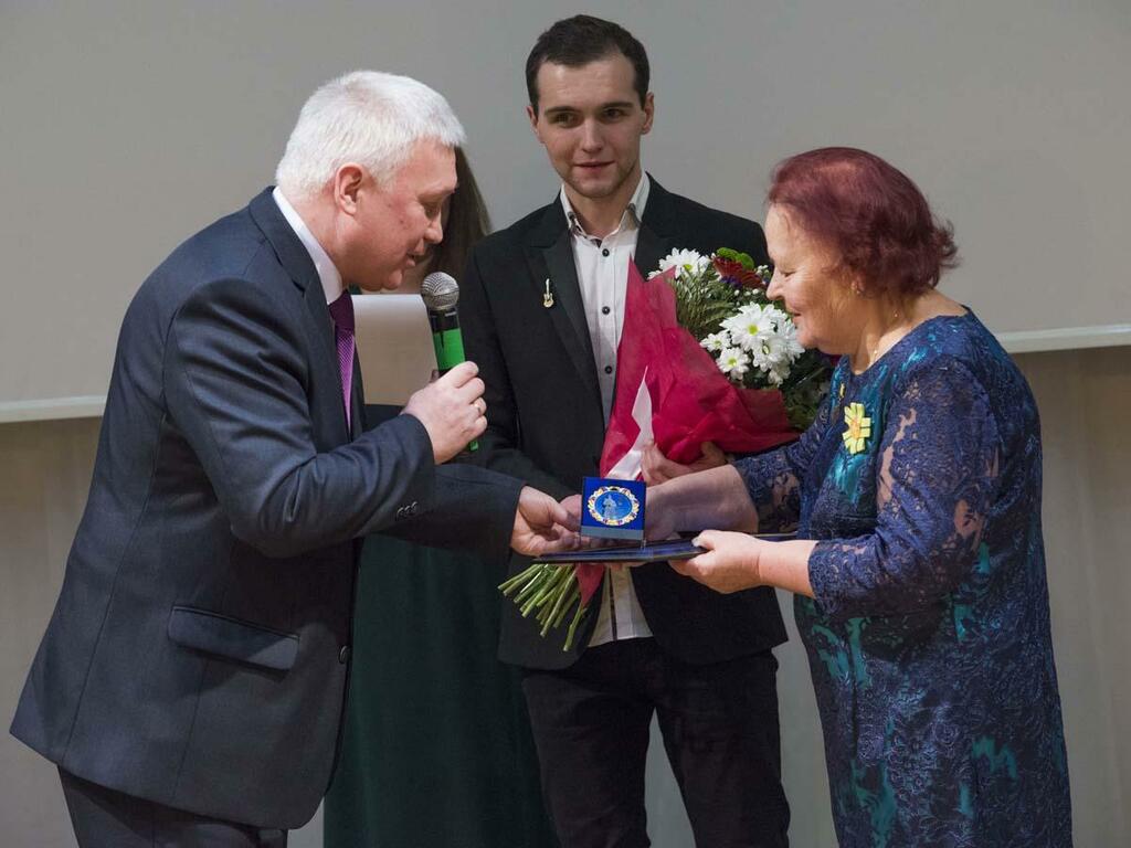 Заместитель главы города Михаил Белошеев вручает подарок Галине Бониной. Заместитель главы города Михаил Белошеев вручает подарок Галине Бониной.