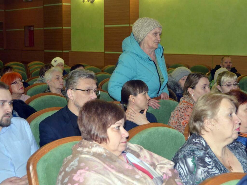 У жителей поселка много вопросов к администрации. У жителей поселка много вопросов к администрации.
