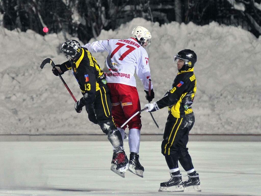 Борьба за мяч в воздухе.