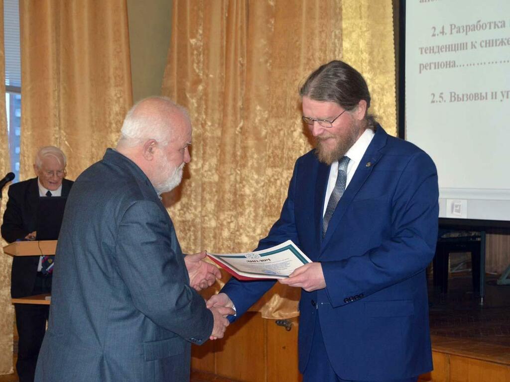 Виктора Яковенчука (слева) называют одним из лучших охотников за минералами в России и мире.