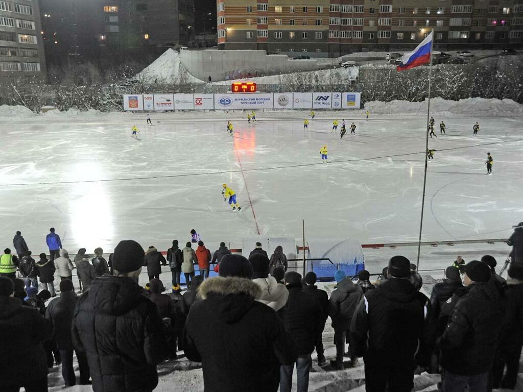 Зрители пристально следили за игрой.