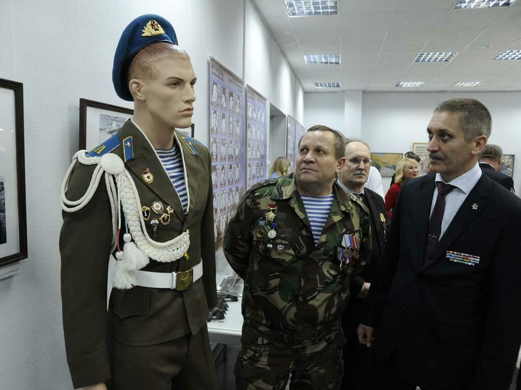 Участники боевых действий Евгений Гончар и Валерий Лозован знакомятся с экспозицией. Участники боевых действий Евгений Гончар и Валерий Лозован знакомятся с экспозицией.