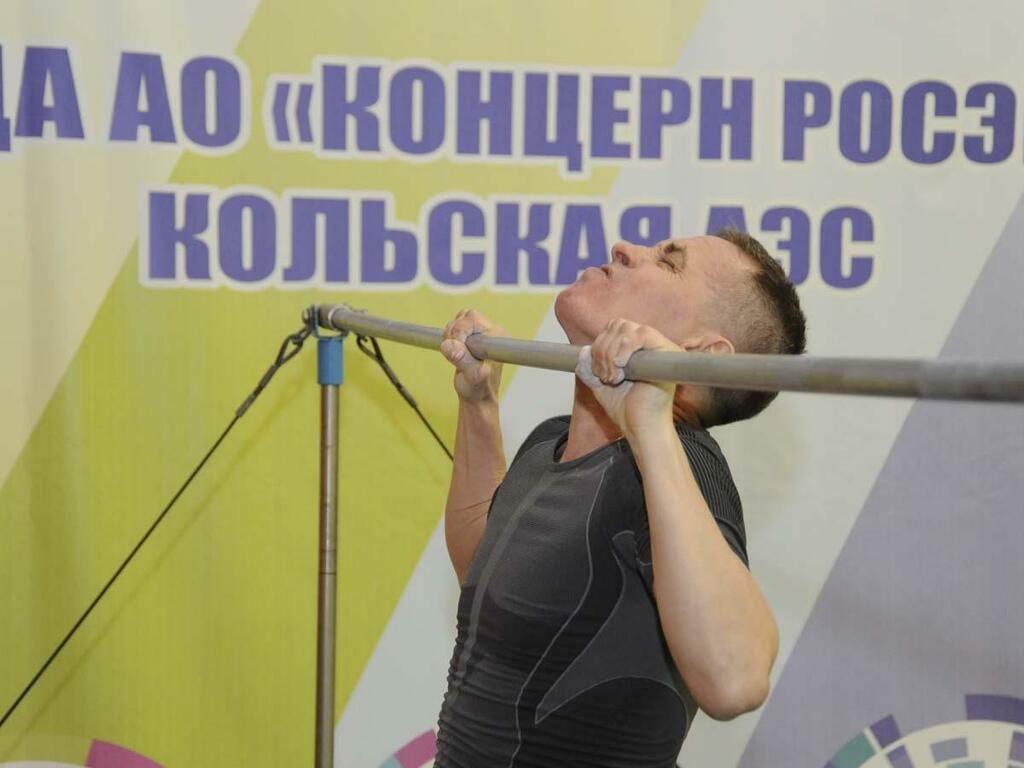 Мужчины - на турнике. Мужчины - на турнике.