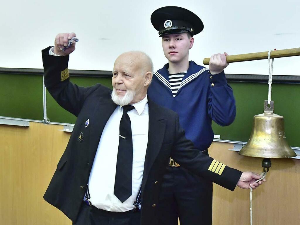 Роман Брандт открывает встречу ударом в рынду. Роман Брандт открывает встречу ударом в рынду.