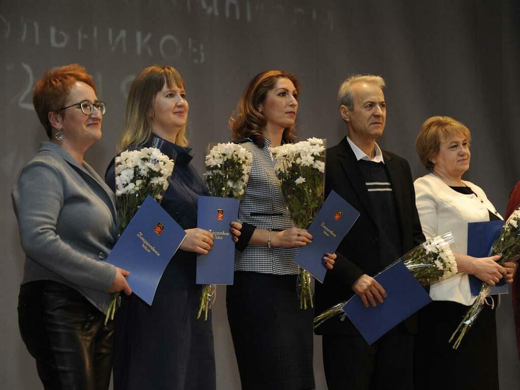 Отмечены были и учителя. Отмечены были и учителя.