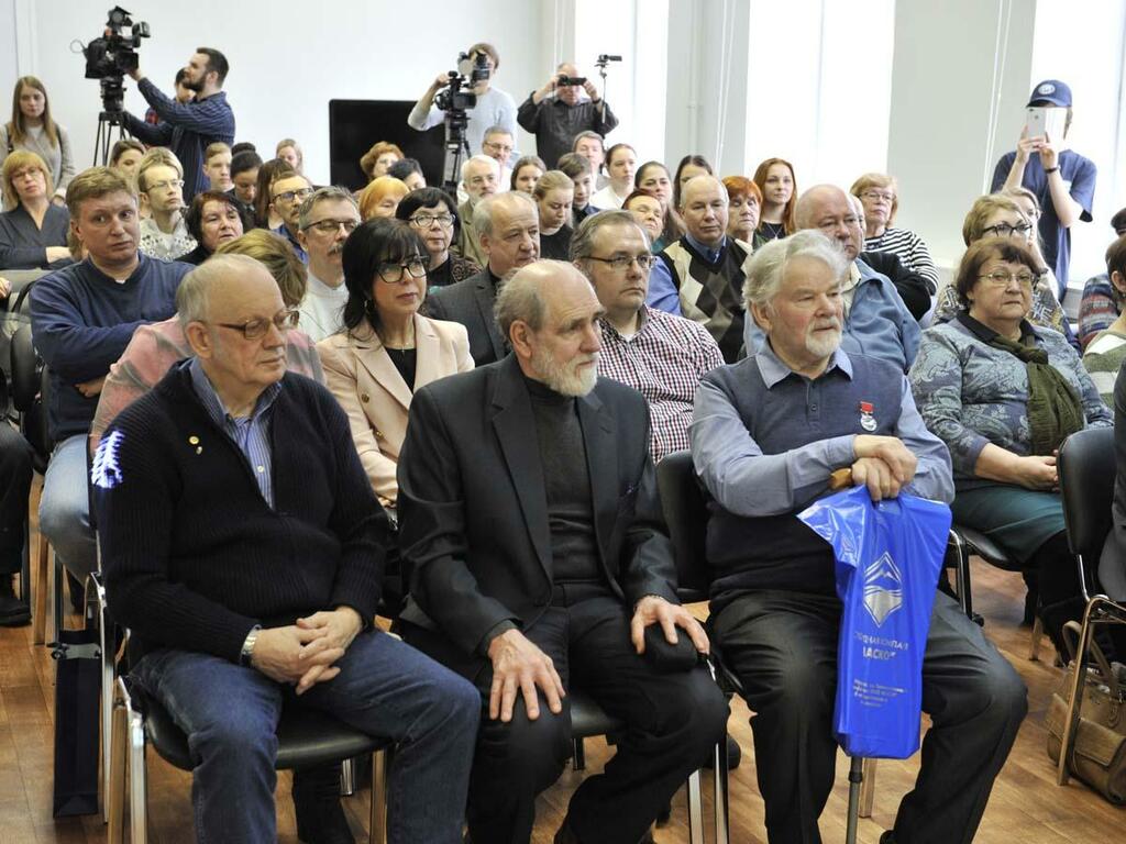 В первом ряду (слева направо) - Владимир Наливайко и Юрий Ляхницкий вместе с историком ММТП Юрием Шумилкиным. В первом ряду (слева направо) - Владимир Наливайко и Юрий Ляхницкий вместе с историком ММТП Юрием Шумилкиным.