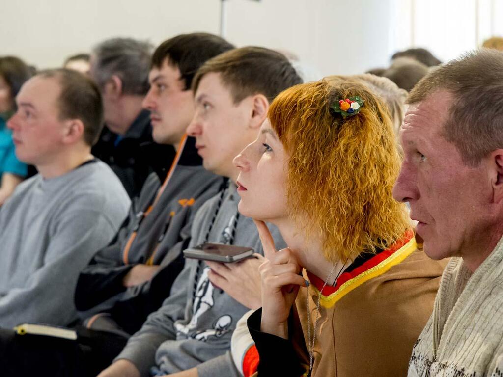 Председатель Саамского собрания «Самь Соббар» Полина Харыбина и другие участники внимательно слушали выступающих. Председатель Саамского собрания «Самь Соббар» Полина Харыбина и другие участники внимательно слушали выступающих.