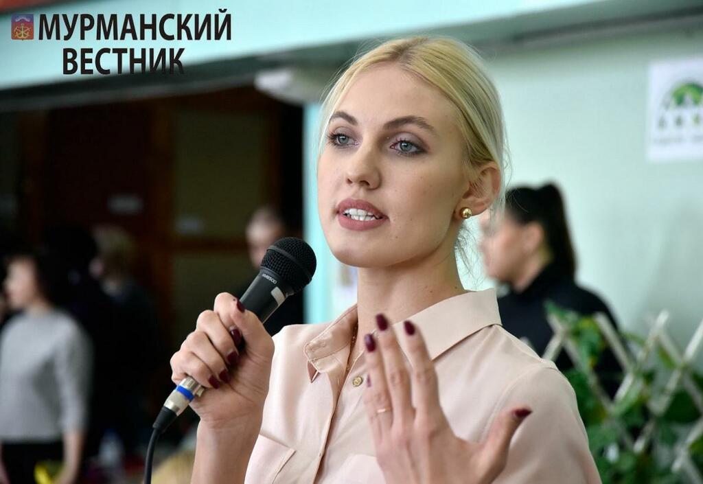 Елизваета Назаренкова в первый день соревнований приветствует участниц.