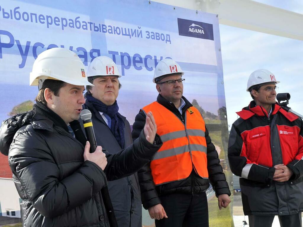 Глава региона Андрей Чибис, член совета директоров «Русской рыбопромышленной компании» Виктор Олерский, гендиректор завода Евгений Комин, замгендиректора РРПК Иван Осадчий. Глава региона Андрей Чибис, член совета директоров «Русской рыбопромышленной компании» Виктор Олерский, гендиректор завода Евгений Комин, замгендиректора РРПК Иван Осадчий.