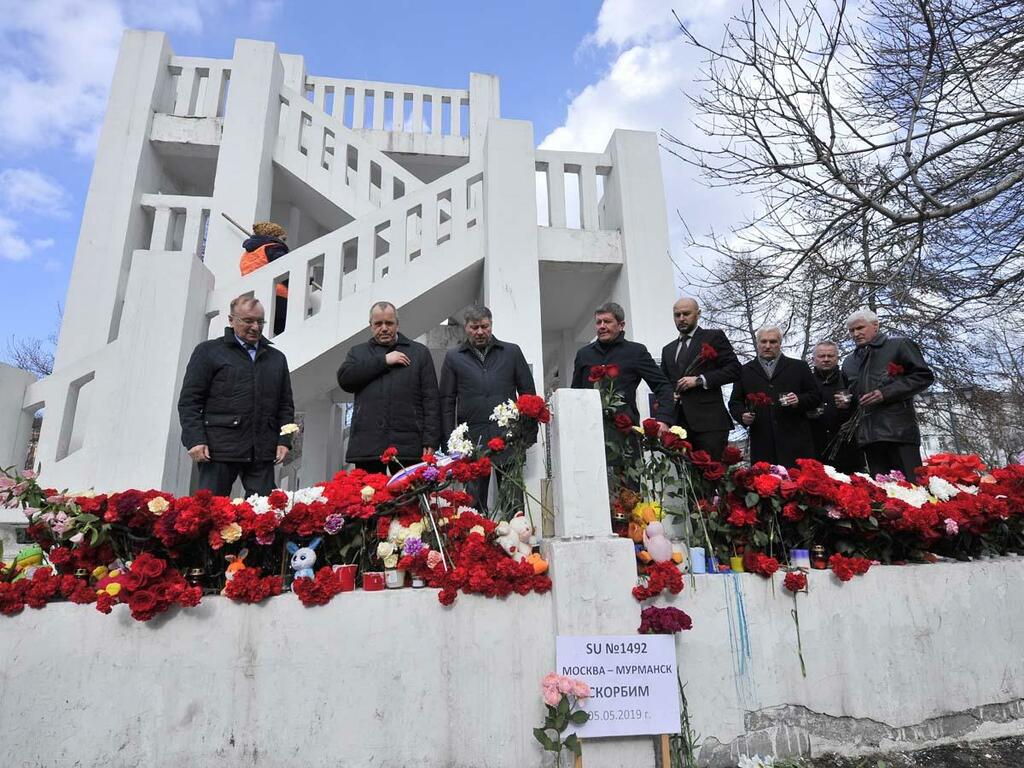 Депутаты областной думы у импровизированного мемориала. Депутаты областной думы у импровизированного мемориала.