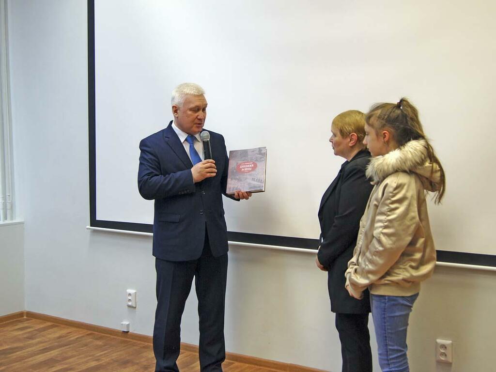 Михаил Белошеев передает «Дневник войны» Светлане Немановой и ее внучке. Михаил Белошеев передает «Дневник войны» Светлане Немановой и ее внучке.