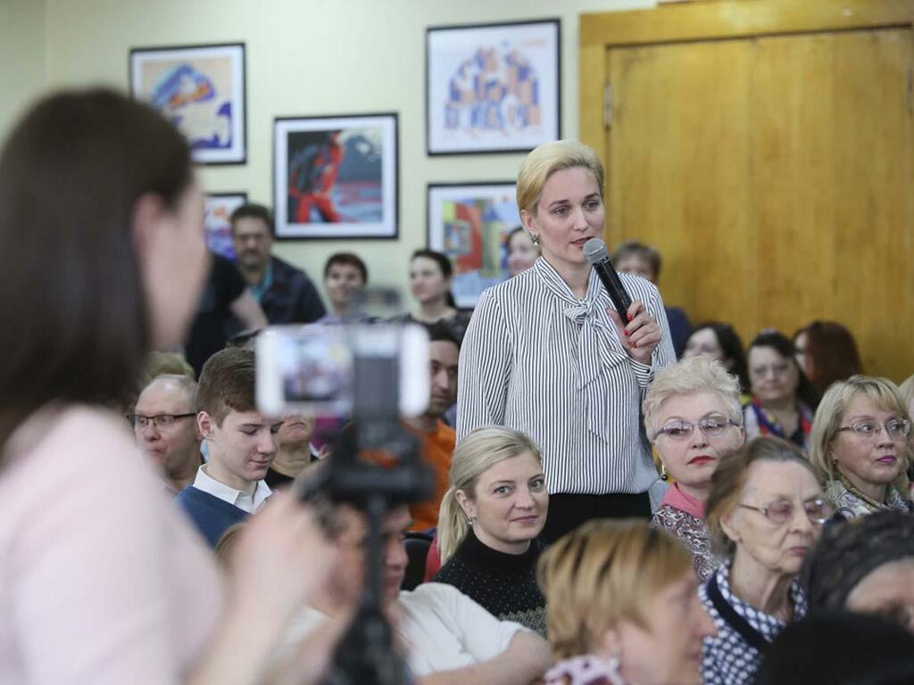 Встреча прошла в городском центре культуры. Встреча прошла в городском центре культуры.