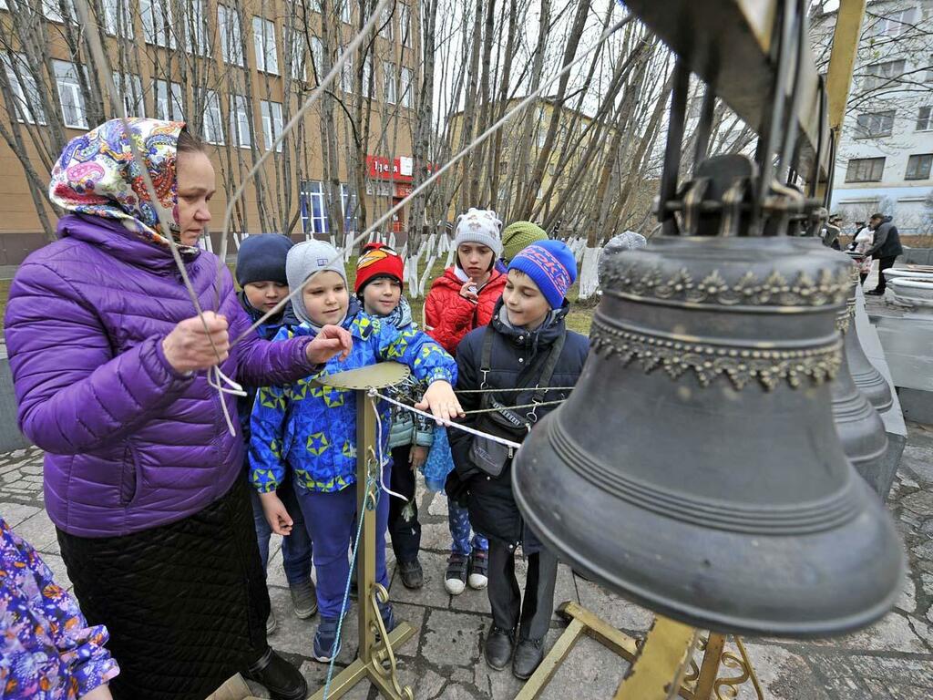 Колокольный звон привлек ребятишек. Колокольный звон привлек ребятишек.