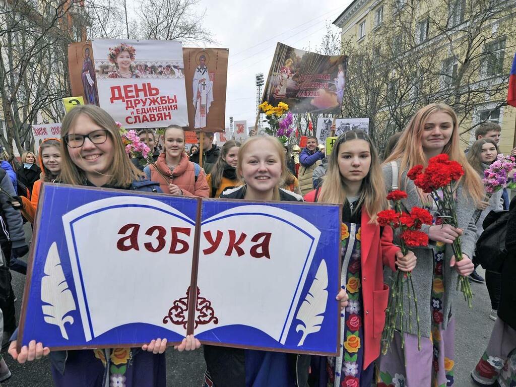 Колонна торжественно прошествовала по городу. Колонна торжественно прошествовала по городу.