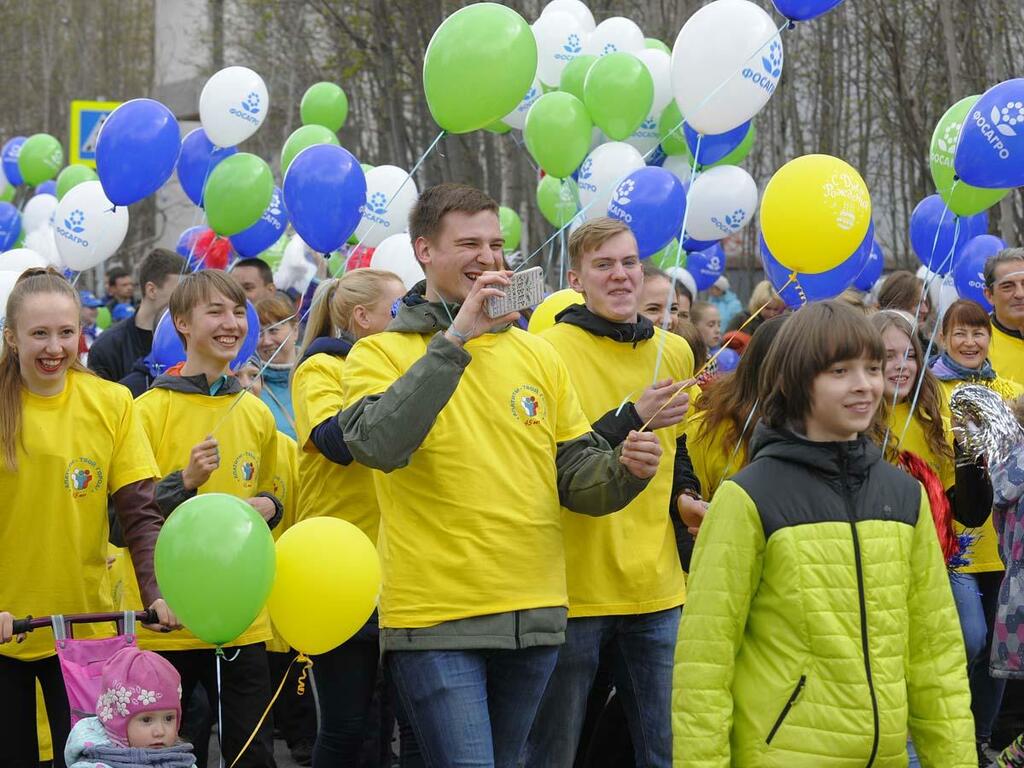 В праздничном шествии приняла участие активная молодежь города.