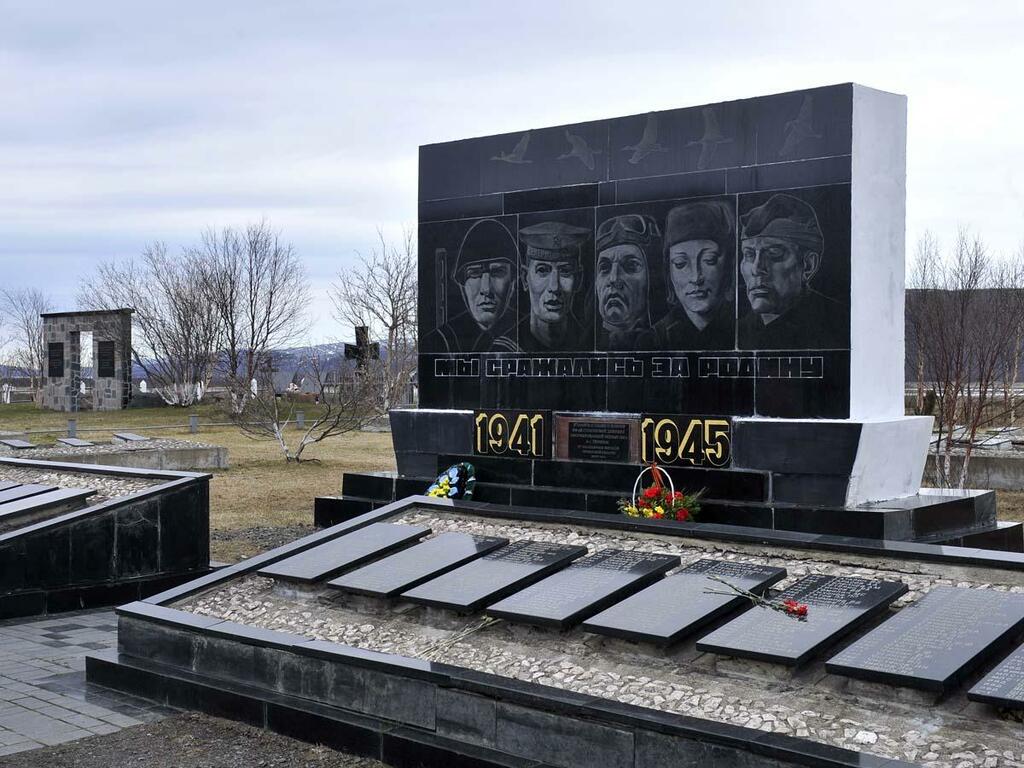 Мемориал советским воинам на кладбище в Печенге. Мемориал советским воинам на кладбище в Печенге.