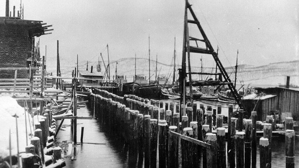 1926 год. Рабочие забили у Варничного мыса первые сваи причалов