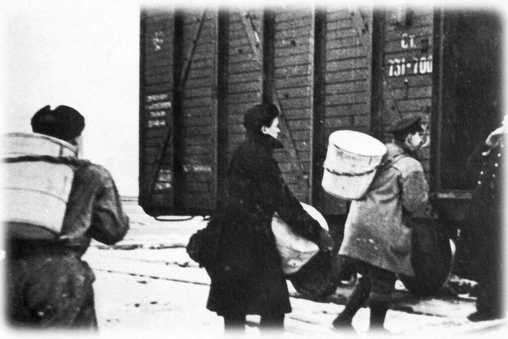 1942 год. Погрузка рыбы в первый рыбный эшелон для Ленинграда