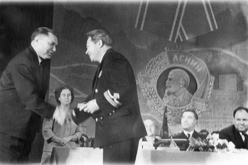 1966 год. Вручение рыбному порту ордена Ленина. Награду принимает начальник порта Яков Бургутто.