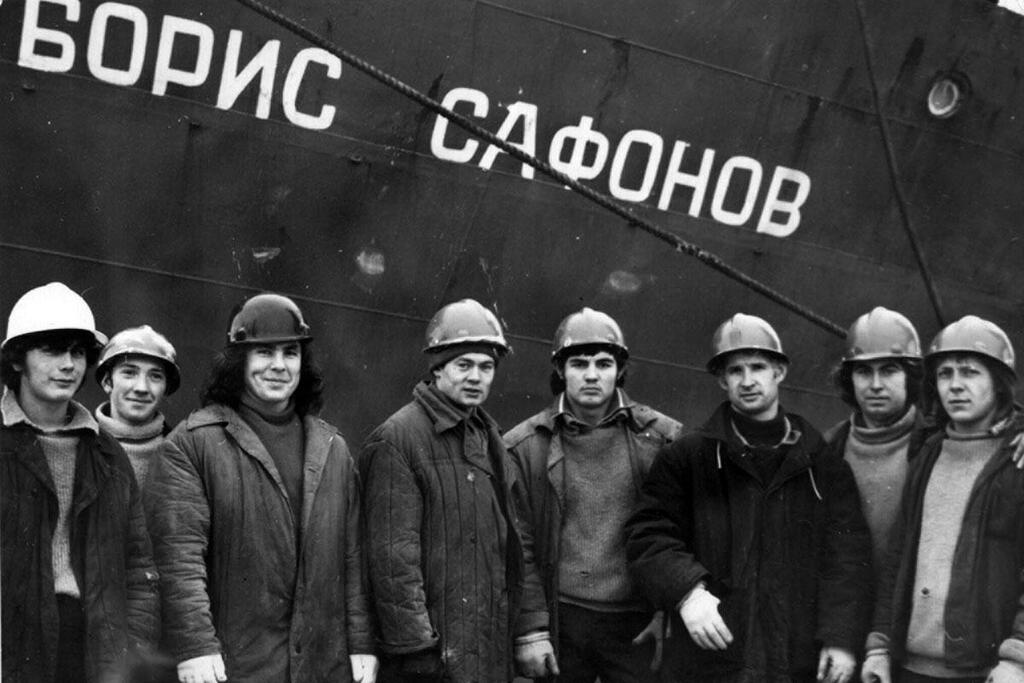 1970-е годы. Докеры у борта траулера Борис Сафонов