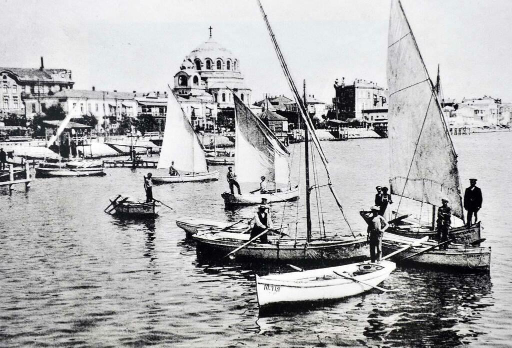 Евпатория. Катание на шлюпках. Не ранее 1905 г. Неизвестный автор. Евпатория. Катание на шлюпках. Не ранее 1905 г. Неизвестный автор.