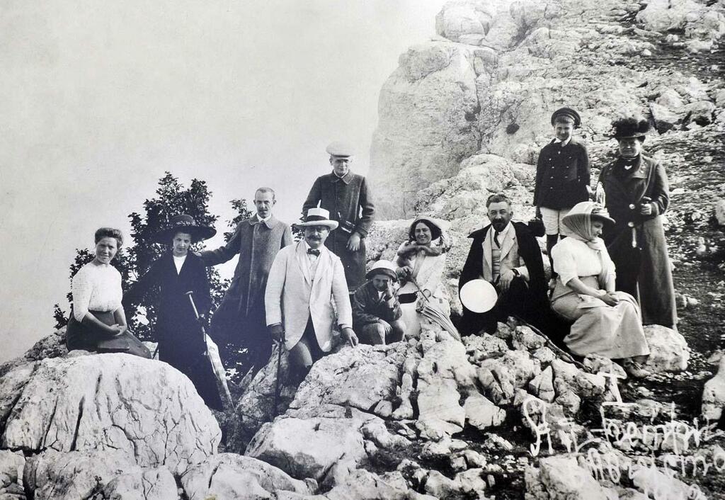 Гора Ай-Петри в августе 1912 г. Лист из любительского фотоальбома семьи художников Эндер. Гора Ай-Петри в августе 1912 г. Лист из любительского фотоальбома семьи художников Эндер.