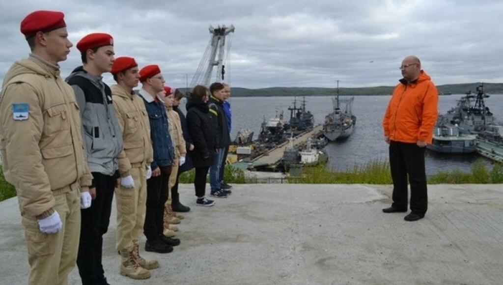 Фото Натальи СТОЛЯРОВОЙ. http://s-vesti.ru/news/society/26859-ravnenie-na-flag/