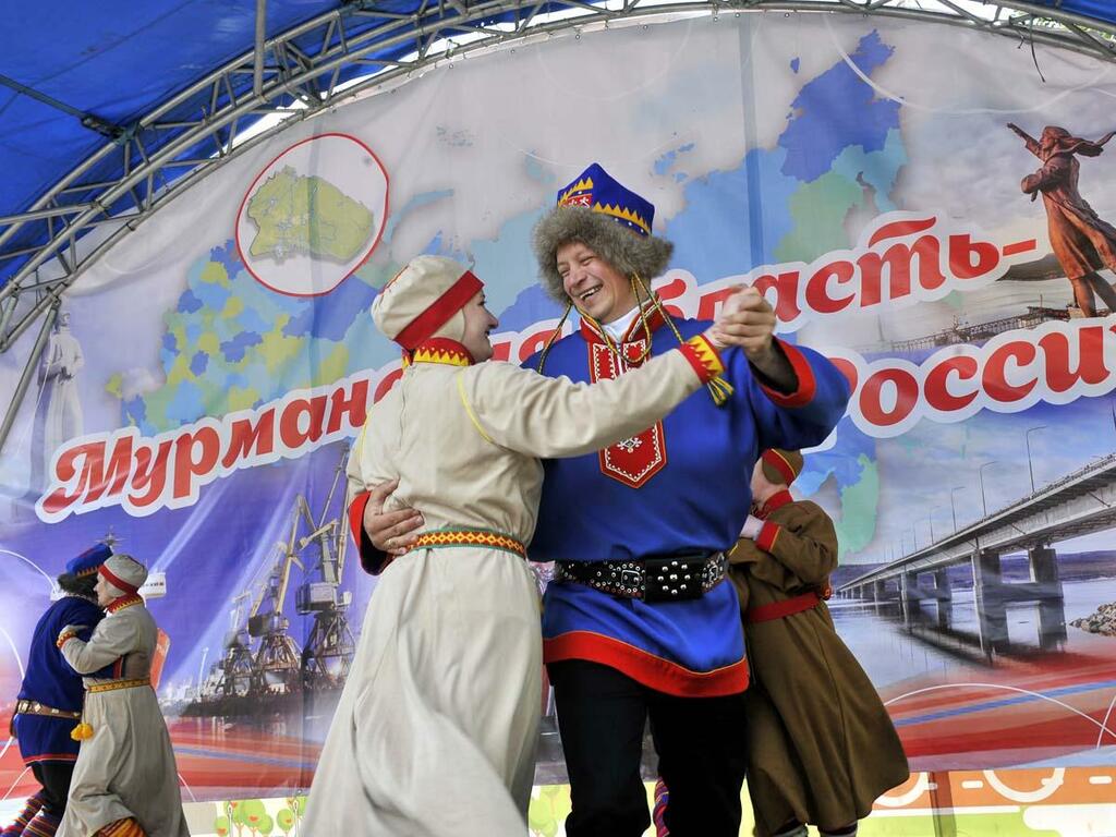 Представители коренного народа Севера сошлись в танце. Представители коренного народа Севера сошлись в танце.