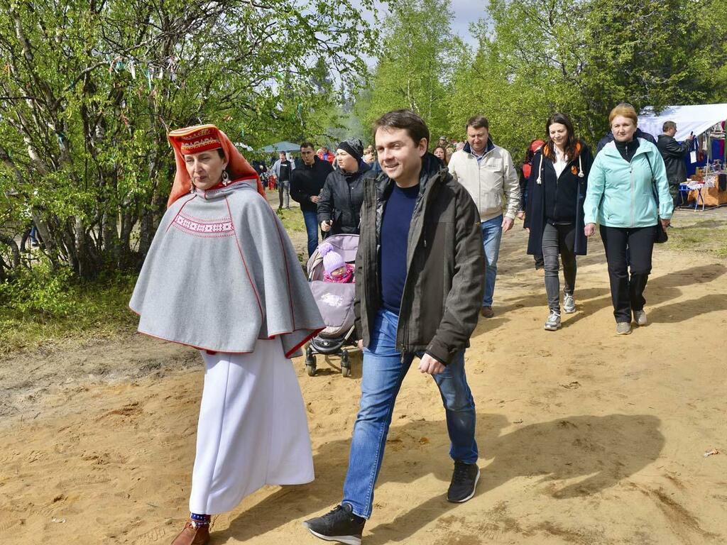 Руководитель Ловозерского районного национального культурного центра Татьяна Сечко и врио губернатора Андрей Чибис.