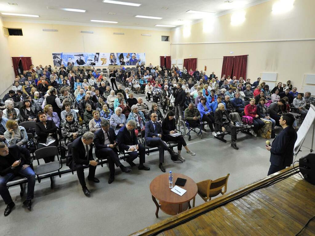 Встреча проходила в городском Дворце культуры. Встреча проходила в городском Дворце культуры.