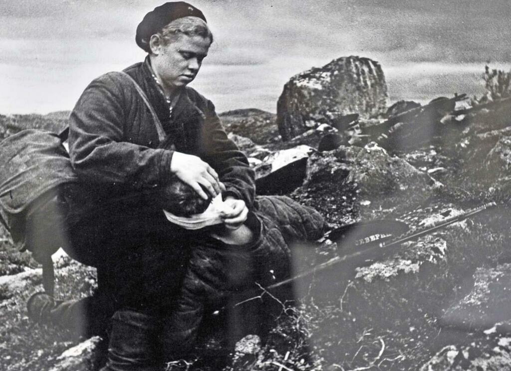 Санинструктор морской пехоты Нина Бурлакова. В одном из боев спасла жизнь 150 солдатам.