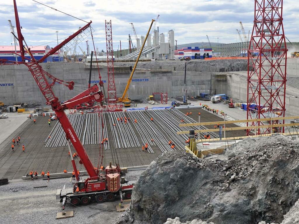 На площадке одновременно находится 200 единиц техники.