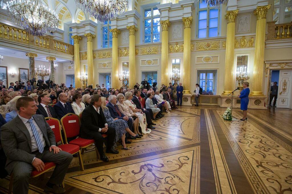 Президент Фонда социально-культурных инициатив Светлана Медведева вручает медали «За любовь и верность». Среди награжденных Андрей и Евгения Гурьевы. Фото пресс-службы Фонда социально-культурных инициатив