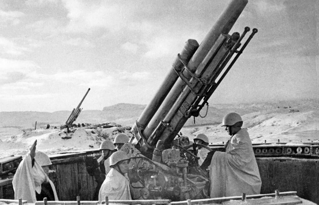 Боевые позиции 85-мм зенитных батарей на подступах к Мурманску. Боевые позиции 85-мм зенитных батарей на подступах к Мурманску.