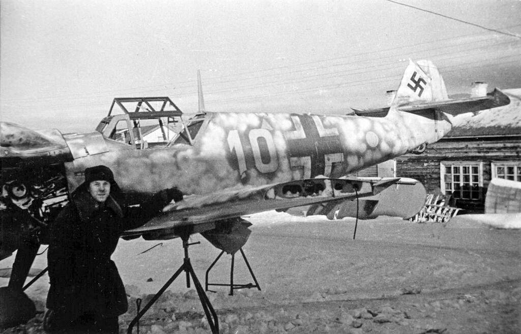 «Мессершмитт» Bf 109G-2 командира 9-й эскадрильи 5-й истребительной эскадры капитана Ганса-Германна Шмидта, сбитого над полуостровом Рыбачий 11 января 1944 г. «Мессершмитт» Bf 109G-2 командира 9-й эскадрильи 5-й истребительной эскадры капитана Ганса-Германна Шмидта, сбитого над полуостровом Рыбачий 11 января 1944 г.