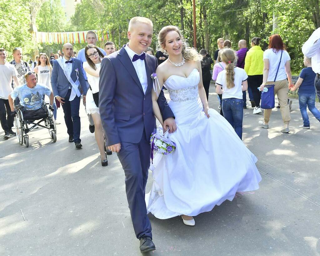 На праздник прямо из загса. На праздник прямо из загса.