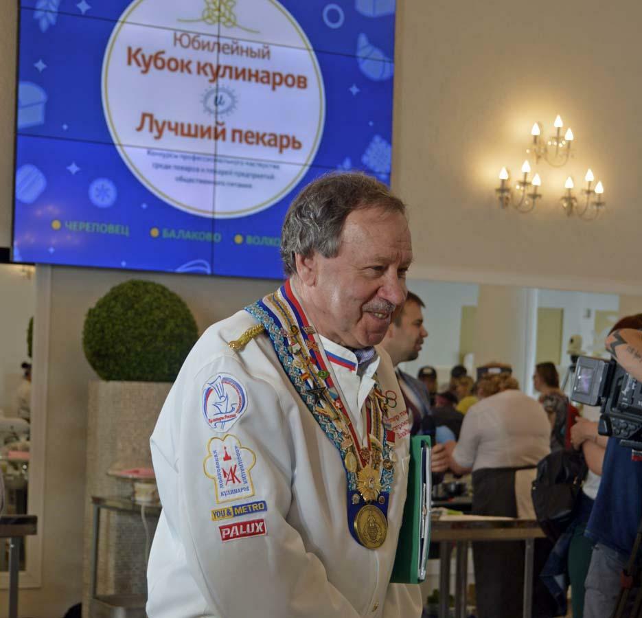 Мэтр наблюдает за работой конкурсантов. Мэтр наблюдает за работой конкурсантов.