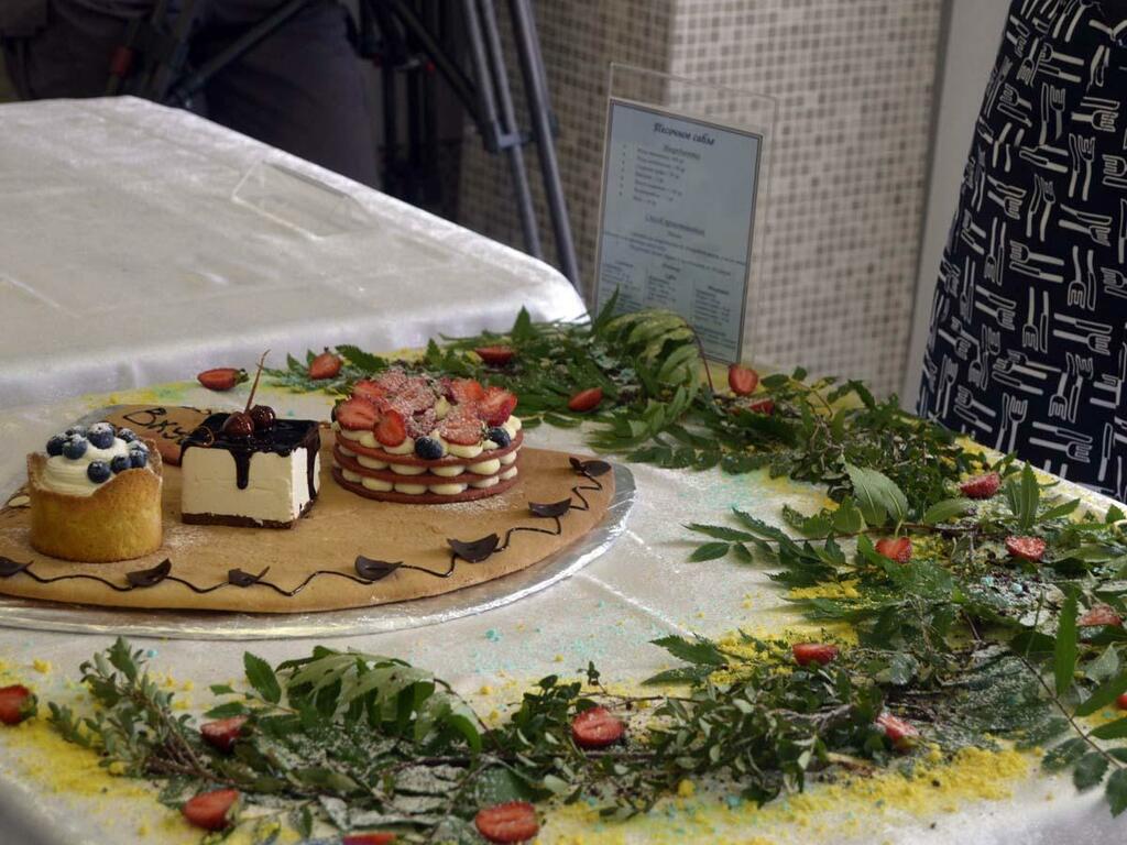Надежда Чернова колдует над десертом. Сабле - это красиво и вкусно. Надежда Чернова колдует над десертом. Сабле - это красиво и вкусно.