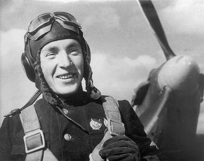 Командир эскадрильи 78-го ИАП ВВС СФ старший лейтенант Петр Сгибнев, успешно воевавший в небе над Мурманском весной и летом 1942 года. Аэродром Ваенга-2.