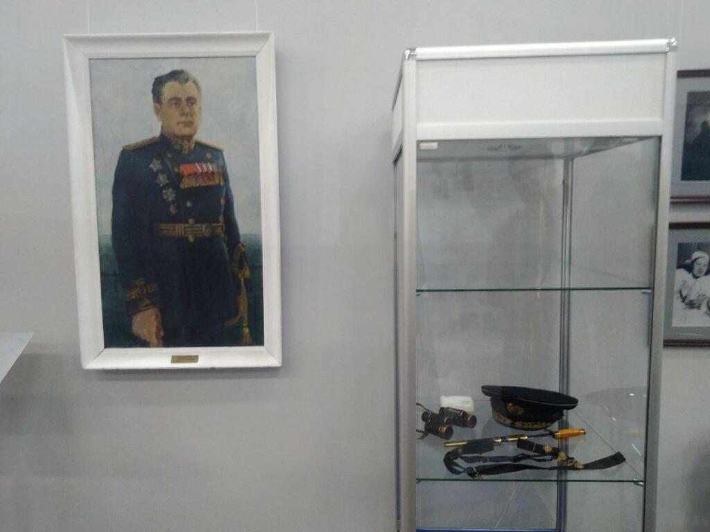 Портрет адмирала Арсения Головко. 