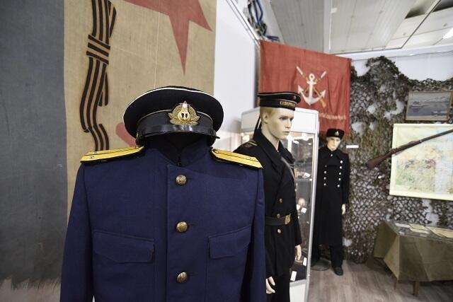 Манекены, одетые в военную форму, дополняют экспозицию