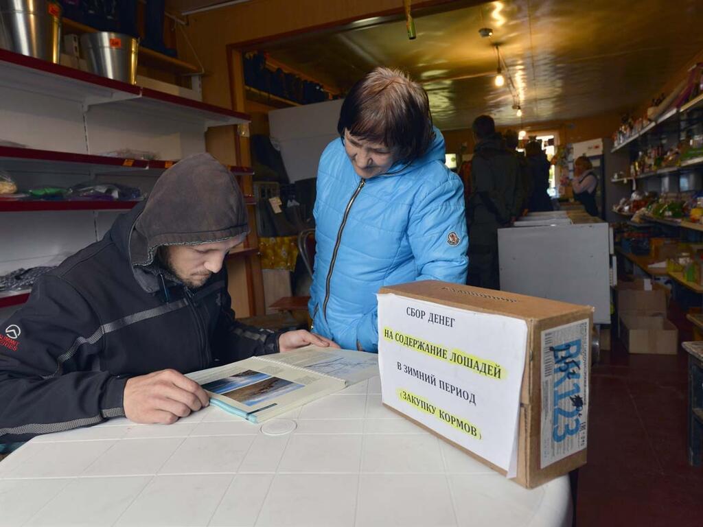 В местном магазине стоит коробка для сбора средств на содержание лошадей. В местном магазине стоит коробка для сбора средств на содержание лошадей.