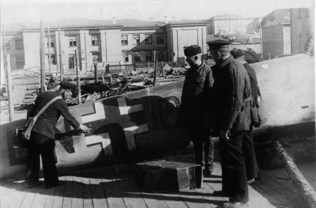«Мессер», сбитый Сорокиным, во дворе школы № 6, ныне - областной краеведческий музей. «Мессер», сбитый Сорокиным, во дворе школы № 6, ныне - областной краеведческий музей.