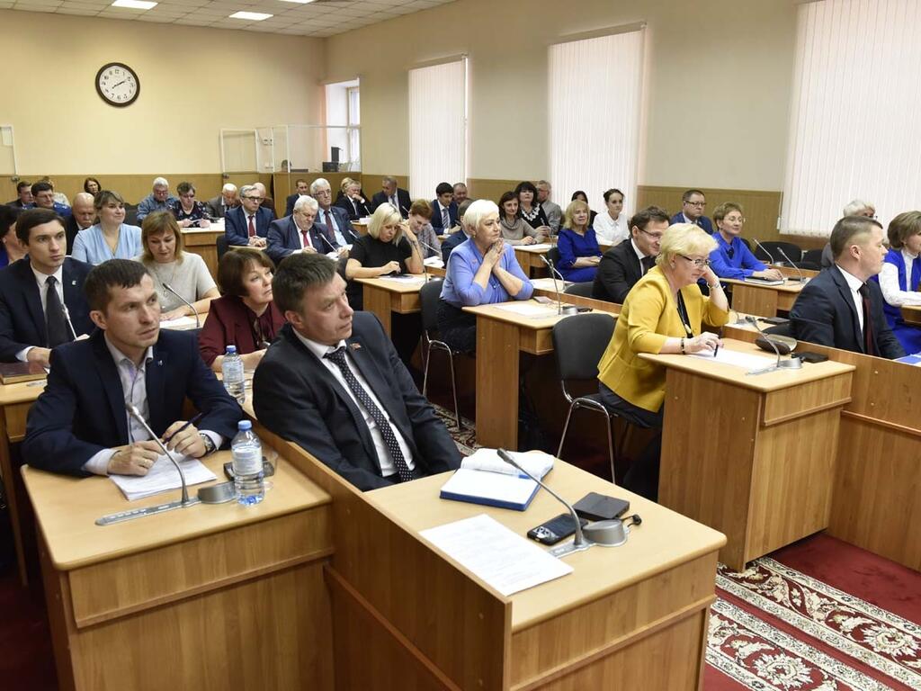 Идет заседание совета.